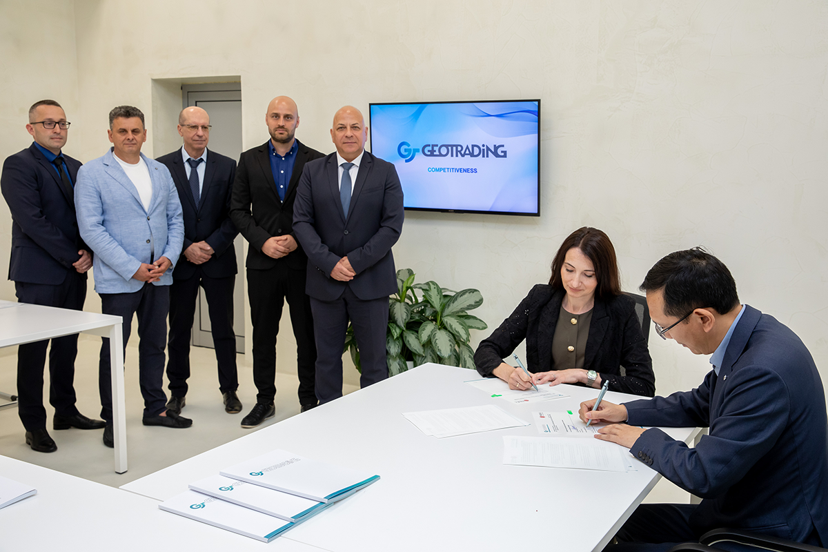 Rumyana Ivanova and Liu Tao during the signing of a memorandum of understanding and part of the management of Geotrading.