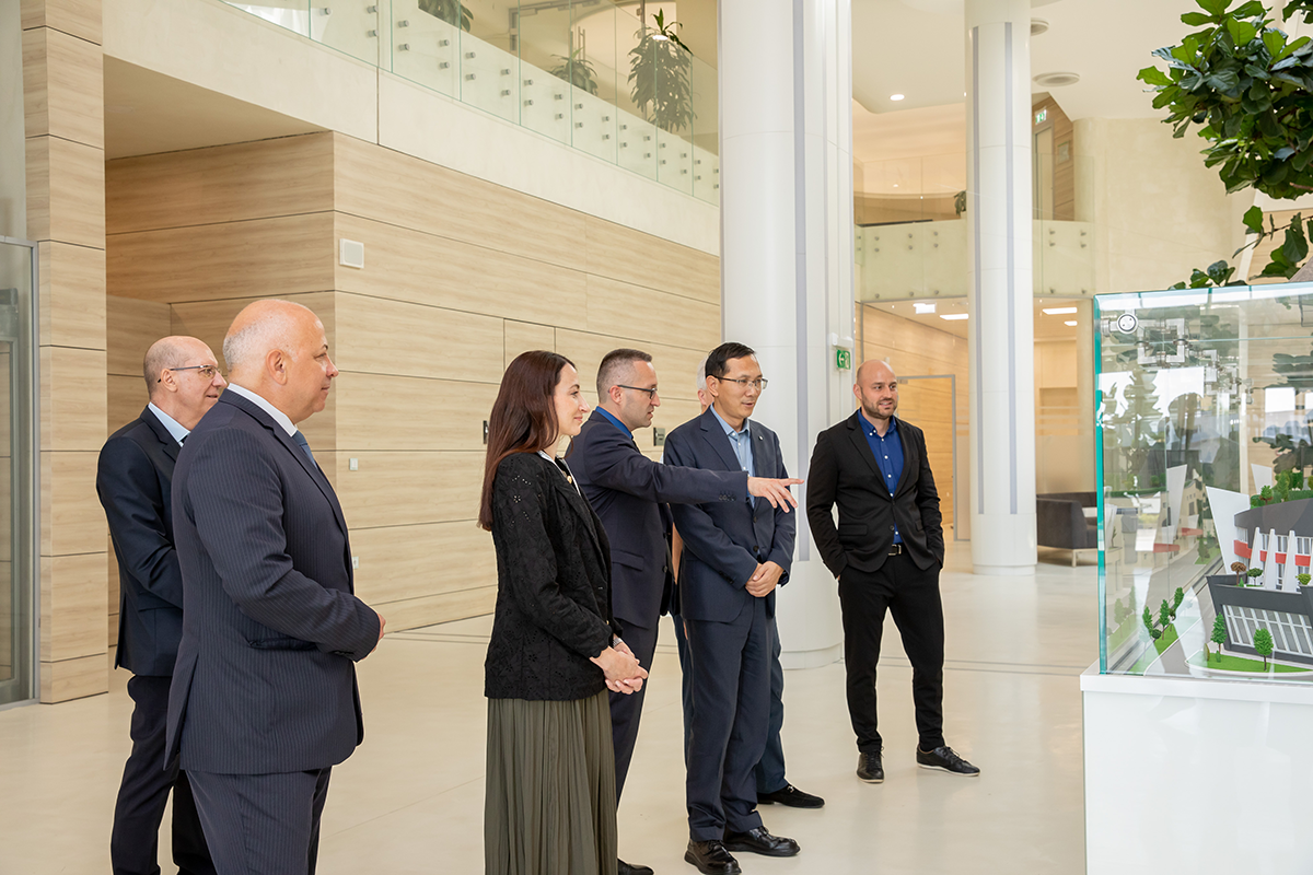 The Geotrading team escorting Liu Tao to the company building.